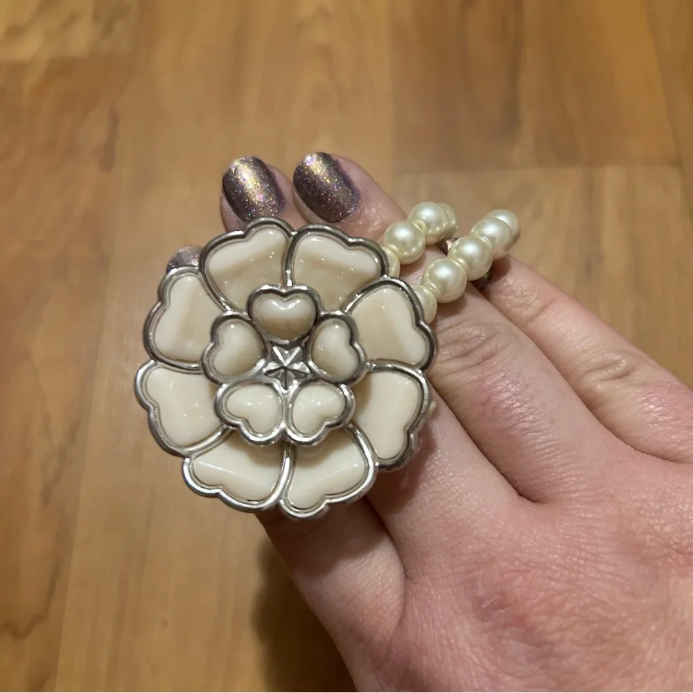Elegant Cream Floral Pearl Bracelet